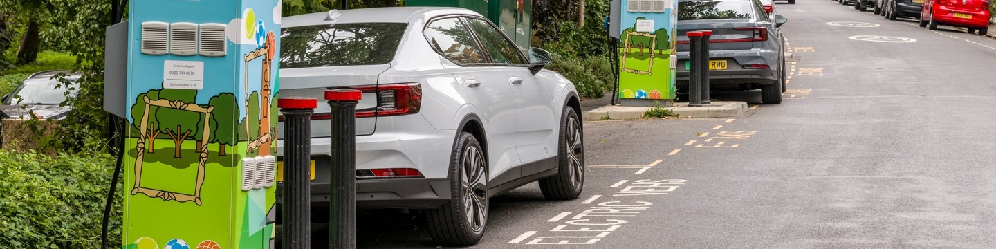 Electric vehicle dedicated parking bays and vehicles using chargepoints on a street